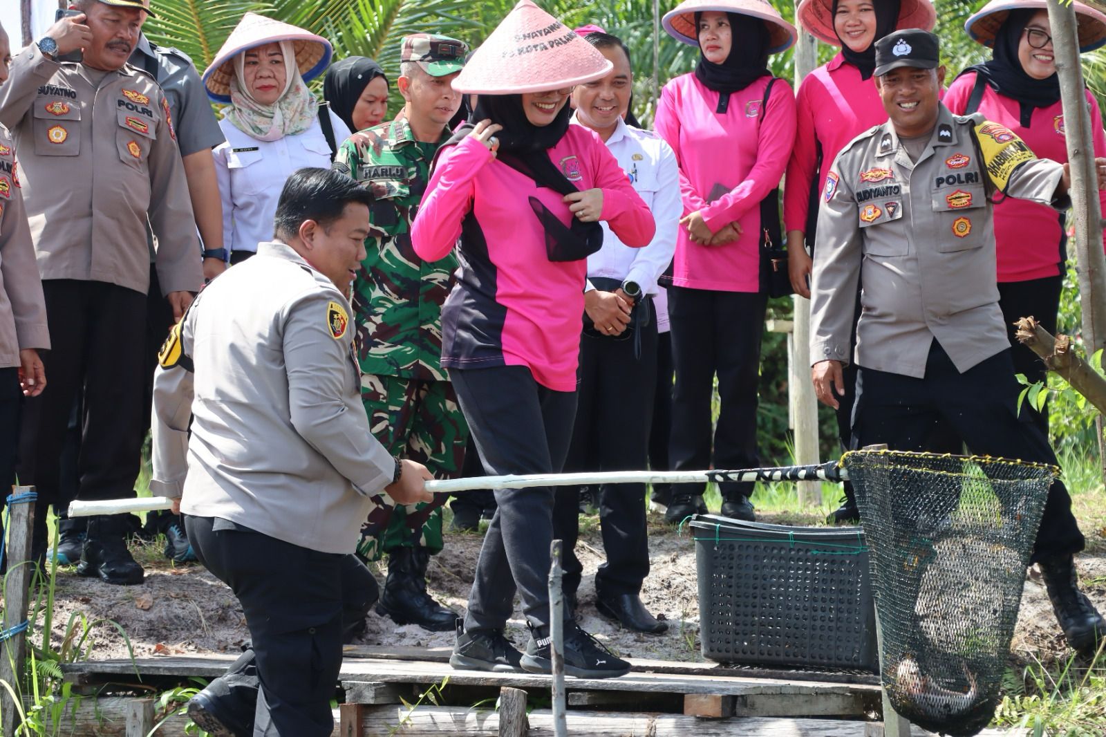 Dukung Program Ketahanan Pangan, Kapolresta Palangka Raya Panen Ikan Air Tawar di Kolam Polsek Rakumpit