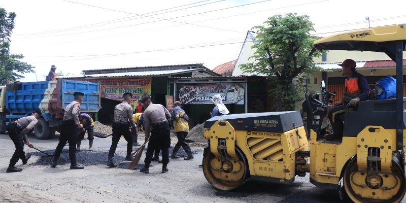 Meminimalisir Kecelakaan Lalu Lintas, Polisi Tambal Jalan Rusak