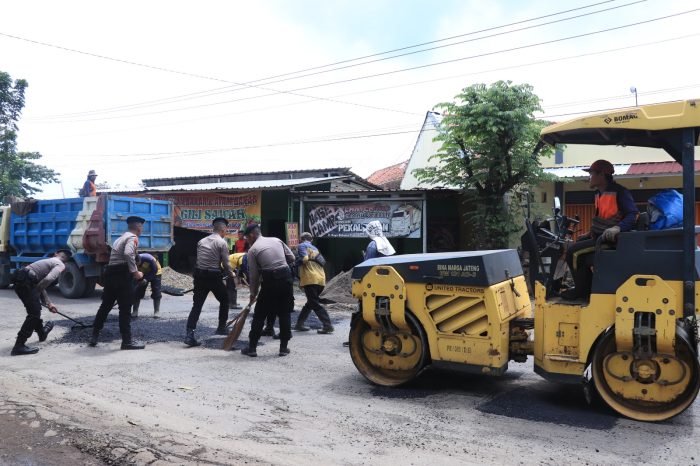 Meminimalisir Kecelakaan Lalu Lintas, Polisi Tambal Jalan Rusak