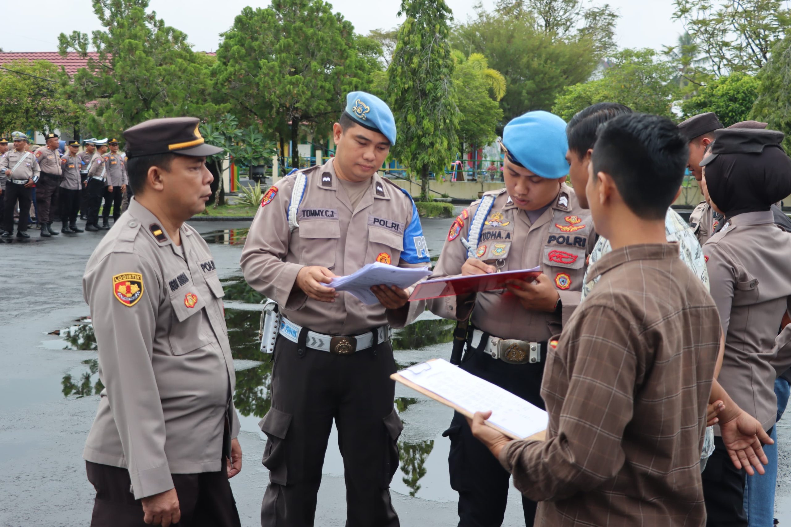 Persiapkan Apel Pagi Kesatuan, Sipropam Polresta Palangka Raya Cek Absensi Personel Tiap Satfung
