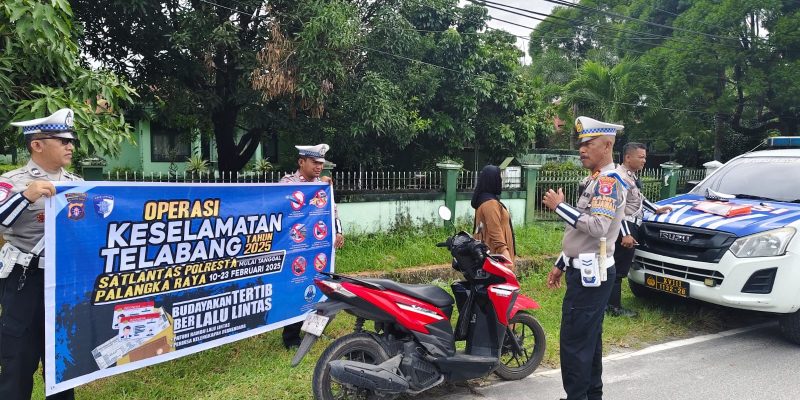 Satlantas Polresta Palangka Raya Sosialisasikan Operasi Keselamatan Telabang 2025 dengan Pembentangan Spanduk