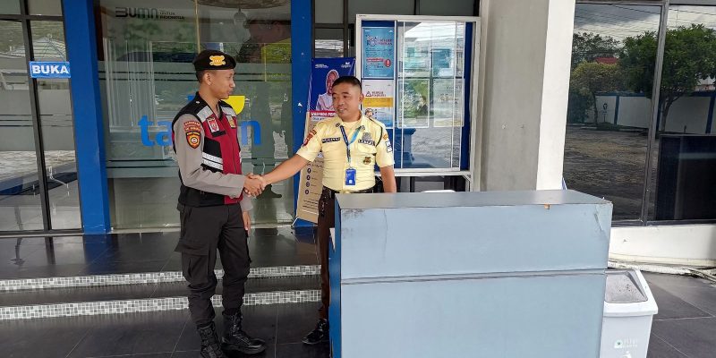 Di Kantor Taspen, Personel Satsamapta Polresta Palangka Raya Sampaikan Imbauan Kamtibmas