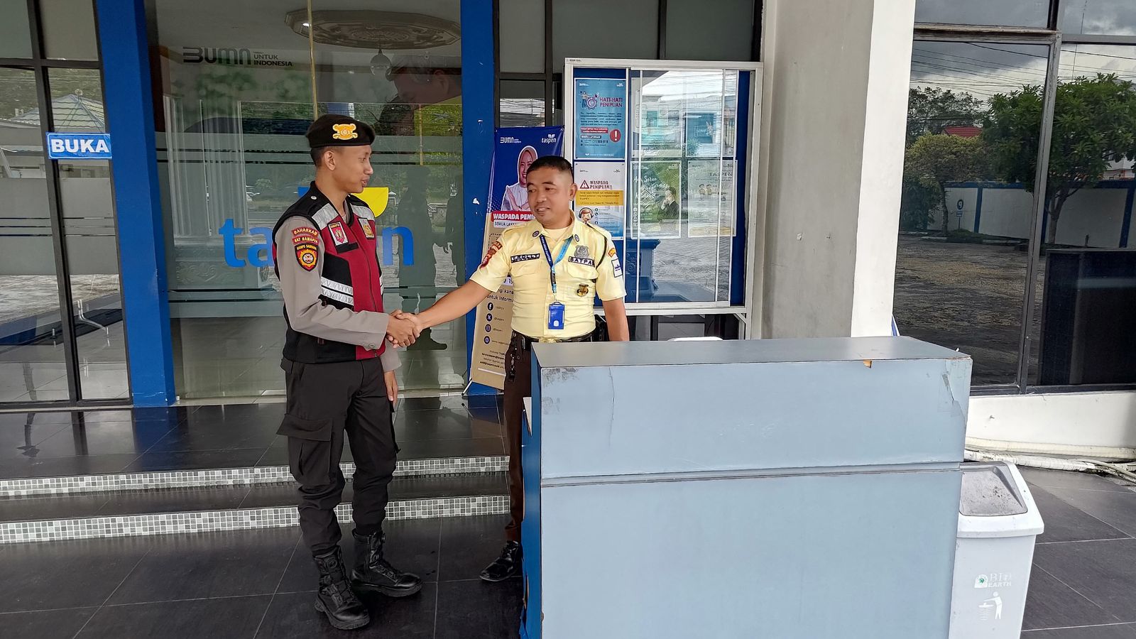 Di Kantor Taspen, Personel Satsamapta Polresta Palangka Raya Sampaikan Imbauan Kamtibmas