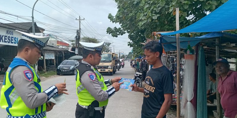 Polisi Sosialisasikan Tertib Berlalu Lintas Kepada Pengemudi, Pedagang dan Pengunjung Pasar Hewan di Kesesi