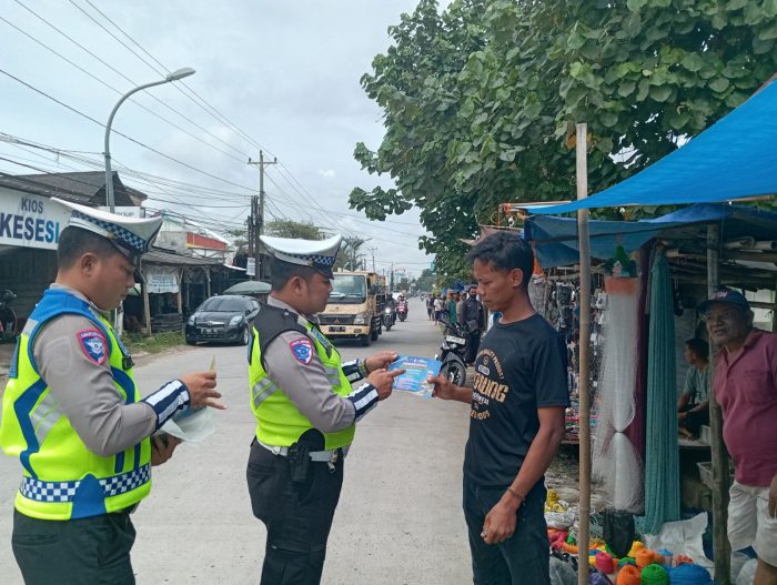 Polisi Sosialisasikan Tertib Berlalu Lintas Kepada Pengemudi, Pedagang dan Pengunjung Pasar Hewan di Kesesi
