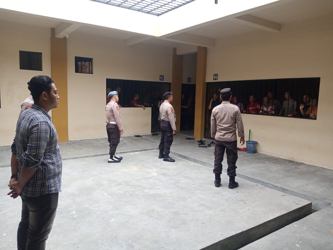 Sattahti Polresta Palangka Raya Dampingi Periksa Tahanan di Rutan Mapolresta