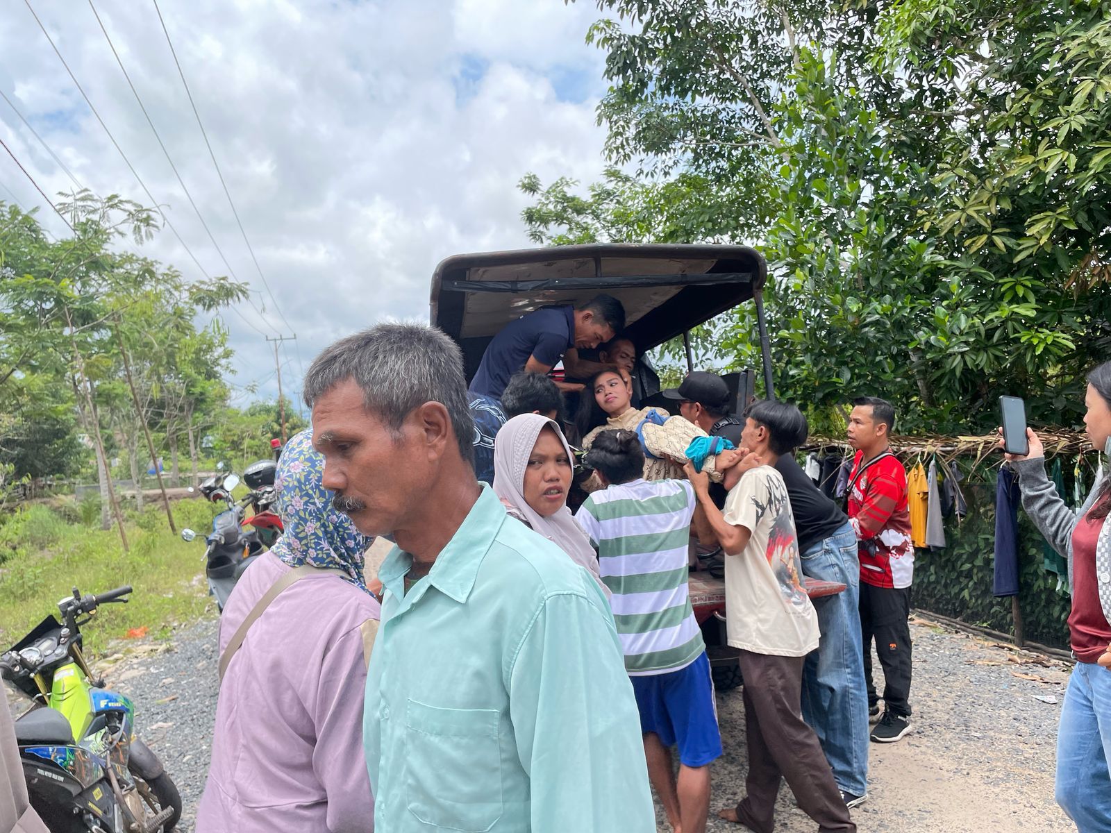 Polsek Sabangau dan Warga Evakuasi ODGJ di Kameloh Baru