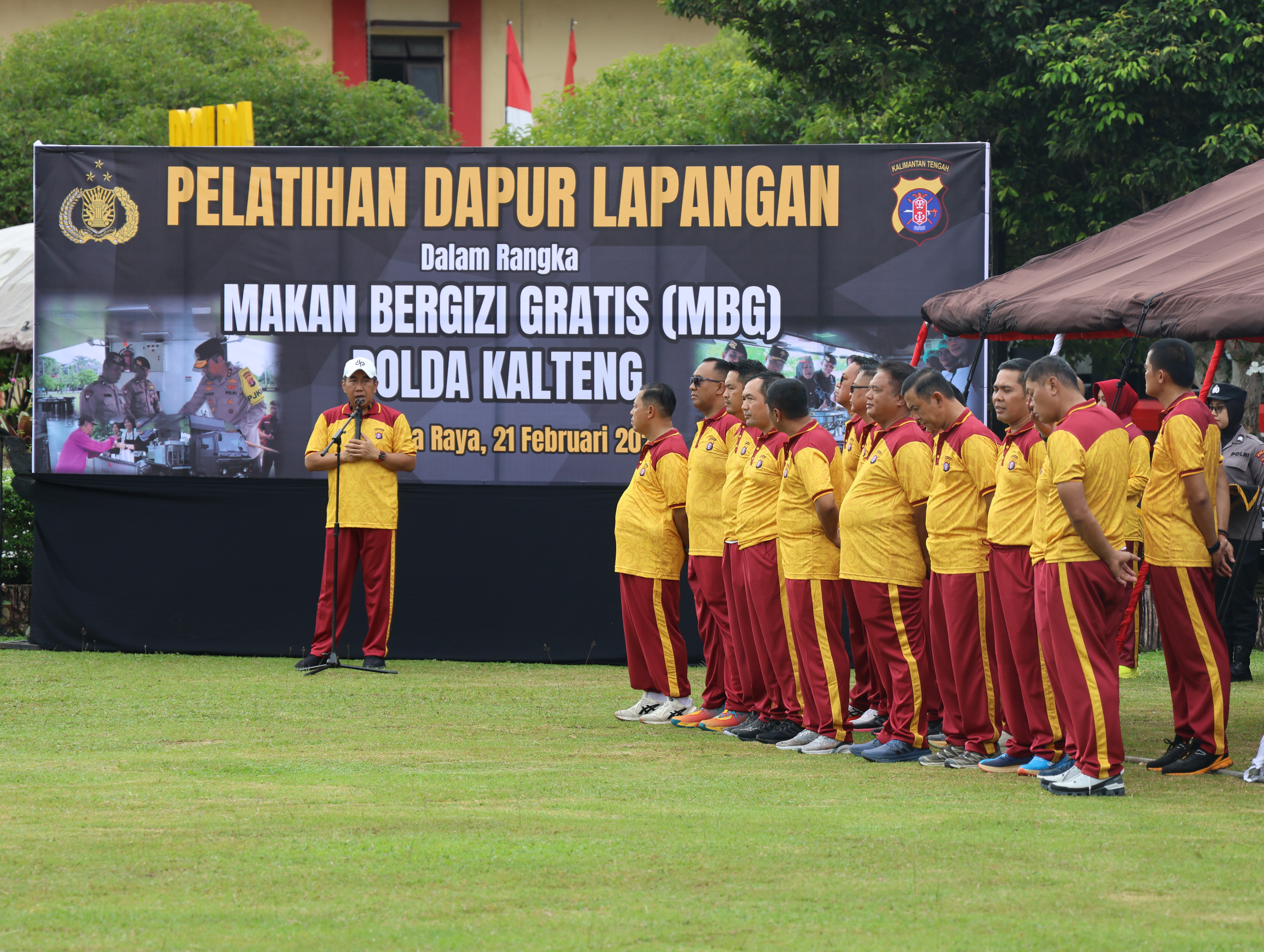 Perkuat Soliditas, Polda Kalteng Gelar Olahraga Bersama Sekaligus Beri Pelatihan Dapur Lapangan Bagi Personel Brimob dan Samapta