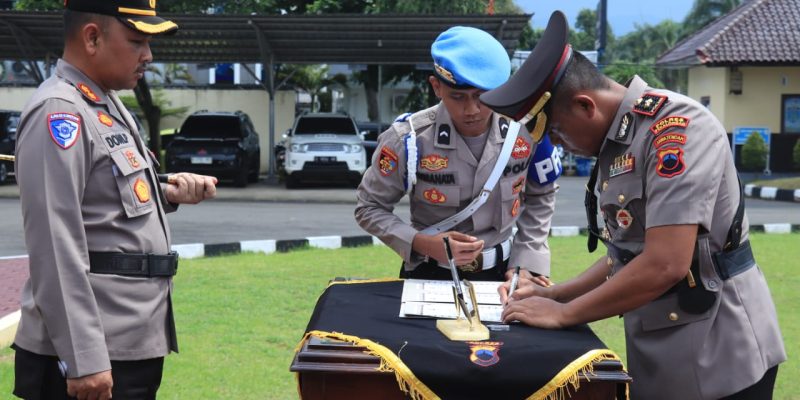Wakapolres Pekalongan dan Kasat Lantas Terkena Mutasi, Kapolres Pimpin Langsung Upacara Sertijab