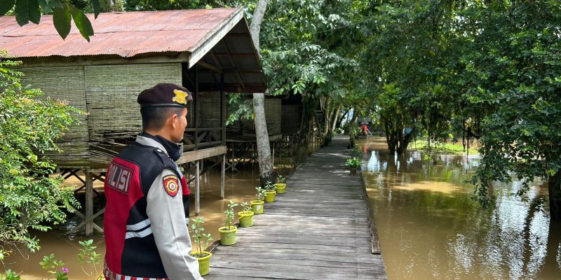 Di Objek Wisata Kum-Kum, Pesonel Satsamapta Polresta Palangka Raya Ajak Pengunjung Jaga Kondusifitas