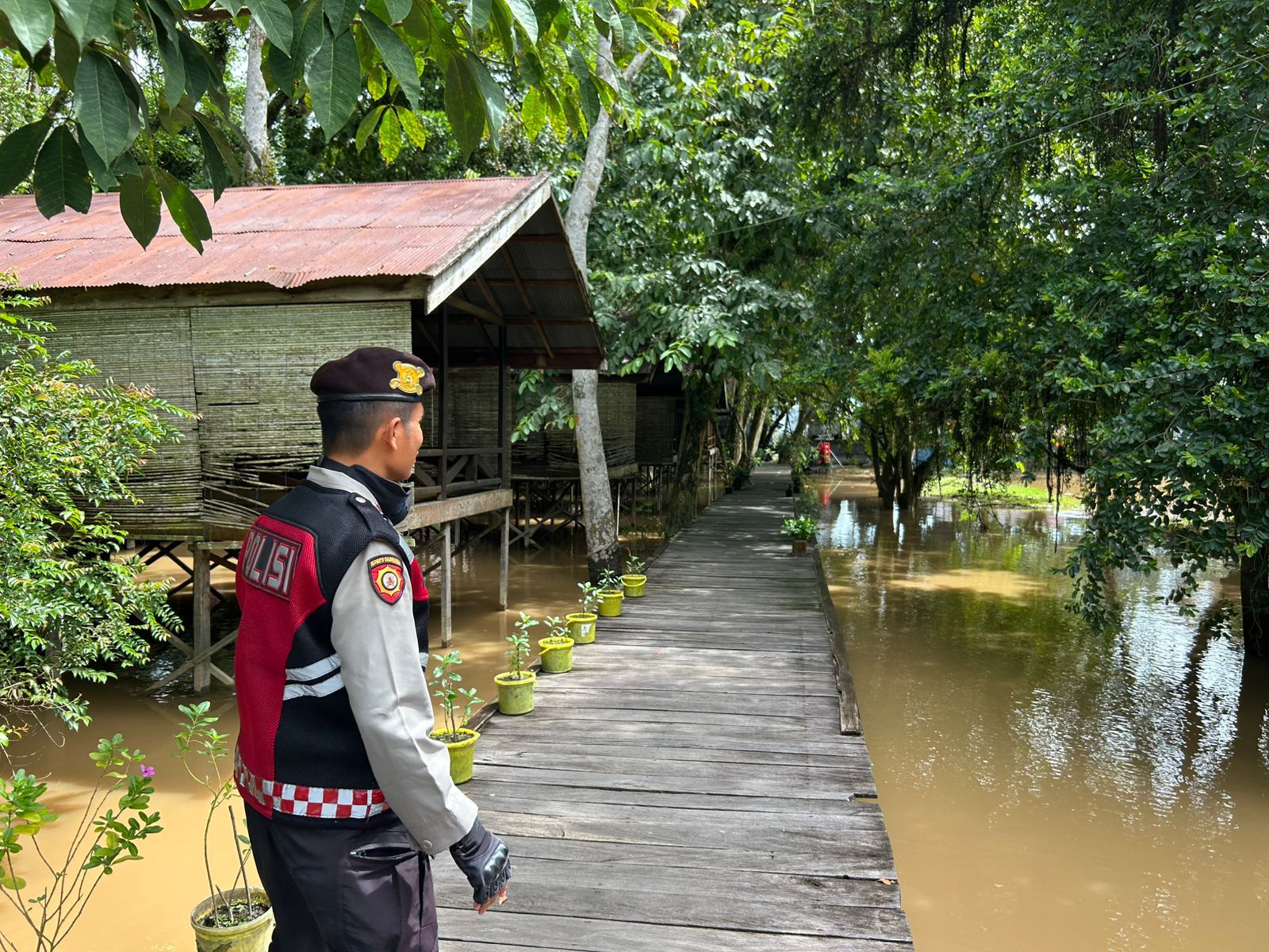 Di Objek Wisata Kum-Kum, Pesonel Satsamapta Polresta Palangka Raya Ajak Pengunjung Jaga Kondusifitas