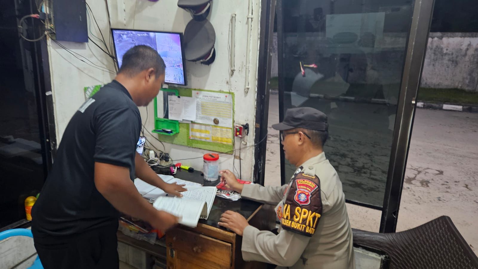 Kunjungan Anggota Polsek Bukit Batu ke PT. Tip Top Gasindo untuk Tinjau Kamtibmas