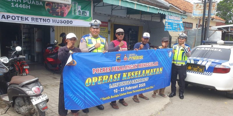 Satlantas Polres Pekalongan Sosialisasikan dan Edukasi Tertib Berlalu Lintas Kepada Pengunjung Pasar dan Juru Parkir
