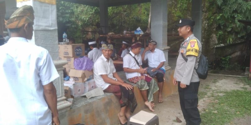 Jaga Kamtibmas Wilkum, Polsek Bukit Batu Sambangi Upacara Piodalan Umat Hindu di Pura Sali Paseban Batu