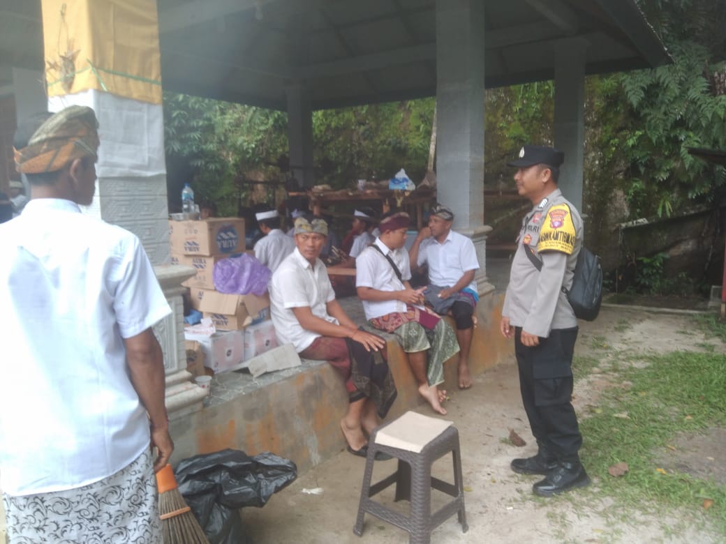 Jaga Kamtibmas Wilkum, Polsek Bukit Batu Sambangi Upacara Piodalan Umat Hindu di Pura Sali Paseban Batu