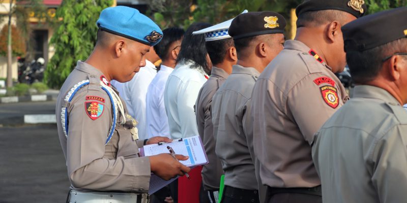 Wakapolresta bersama Sipropam Palangka Raya Cek Absensi Personel Sebelum Laksanakan Apel Pagi