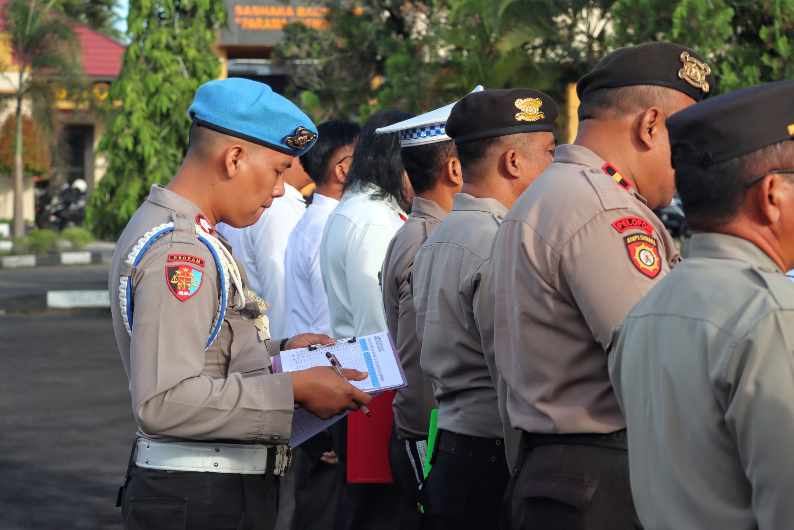 Wakapolresta bersama Sipropam Palangka Raya Cek Absensi Personel Sebelum Laksanakan Apel Pagi