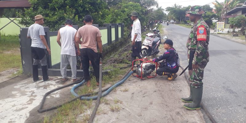 Babinsa Koramil 01/Phd Gotong Royong Bersihkan Drainase Di Wilayah Binaan