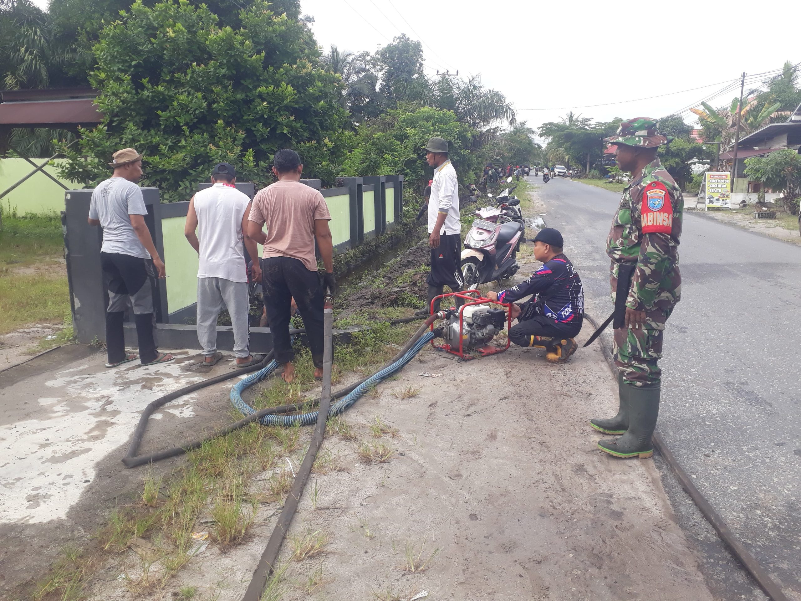 Babinsa Koramil 01/Phd Gotong Royong Bersihkan Drainase Di Wilayah Binaan