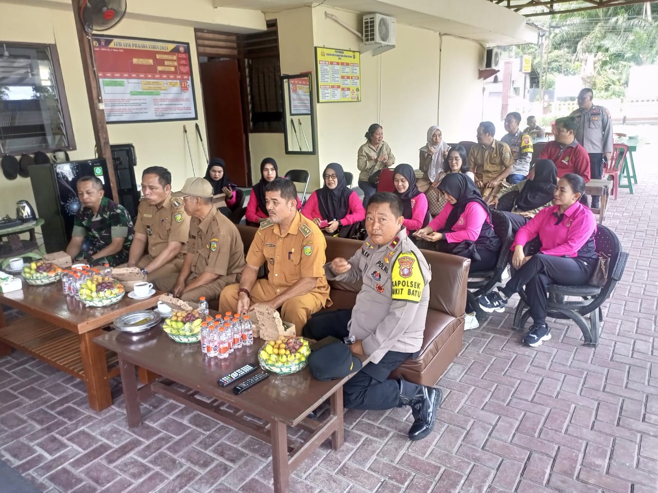 Polsek Bukit Batu bersama Forkopimcam dan Bhayangkari Ikuti Vicon Launching Perkuatan Program P2L