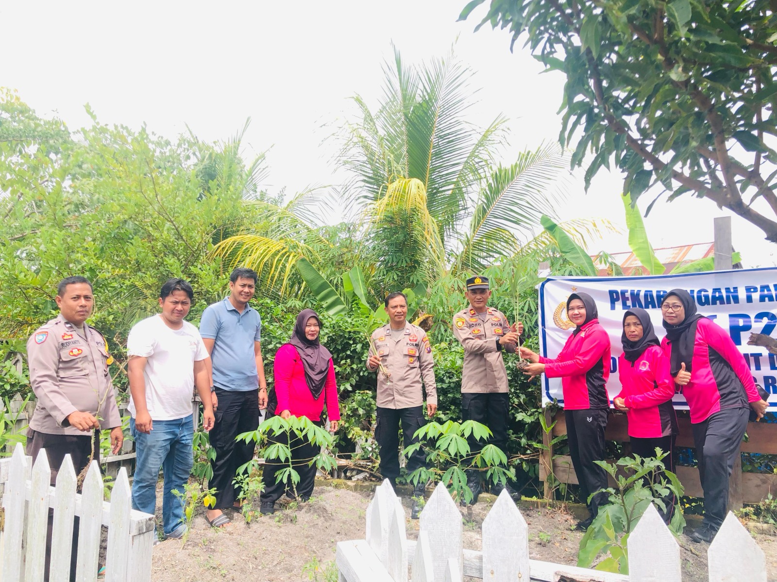 Polsek Rakumpit Panen Jambu Kristal, Beri Pakan Ikan dan Itik serta Tanam Bibit Sayur