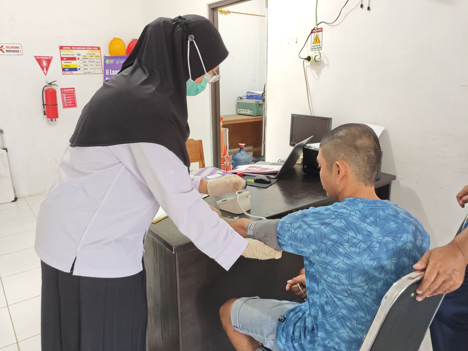 Seksi Dokkes Polresta Palangka Raya Periksa Kesehatan Tahanan di Klinik Polresta