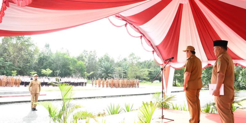 Wakil Bupati (Wabup)Ahmad Jayadikarta memimpin Apel Gabungan Pemerintah Kabupaten Pulang Pisau