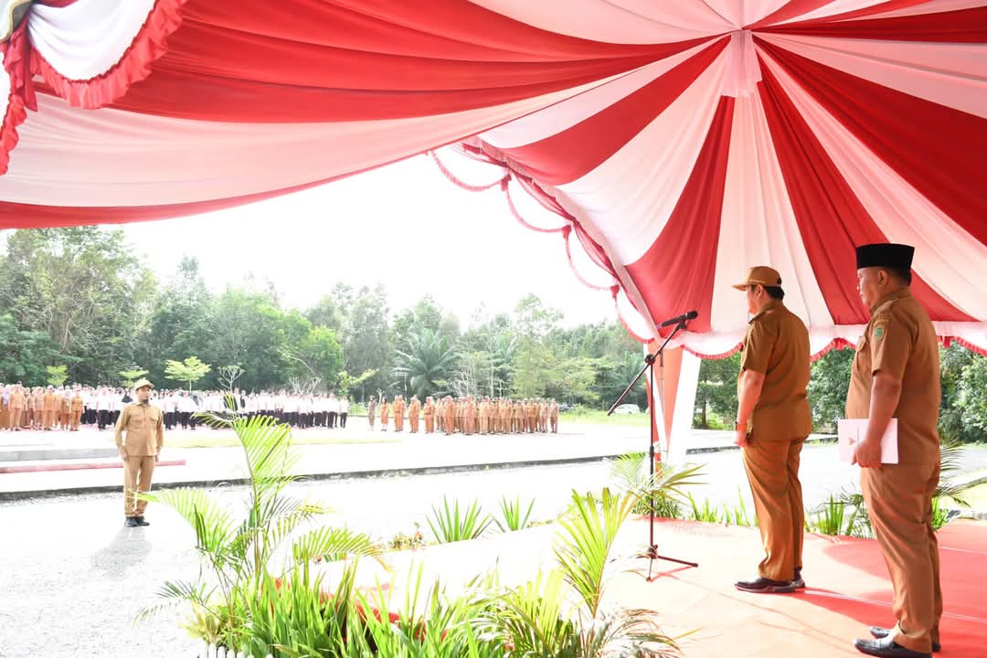 Wakil Bupati (Wabup)Ahmad Jayadikarta memimpin Apel Gabungan Pemerintah Kabupaten Pulang Pisau