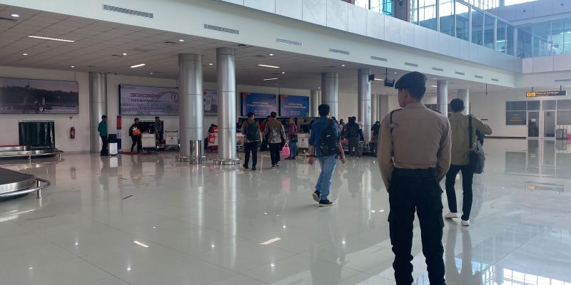 Personel Satpamobvit Polresta Palangka Raya Laksanakan Pengamanan ke Bandara Tjilik Riwut