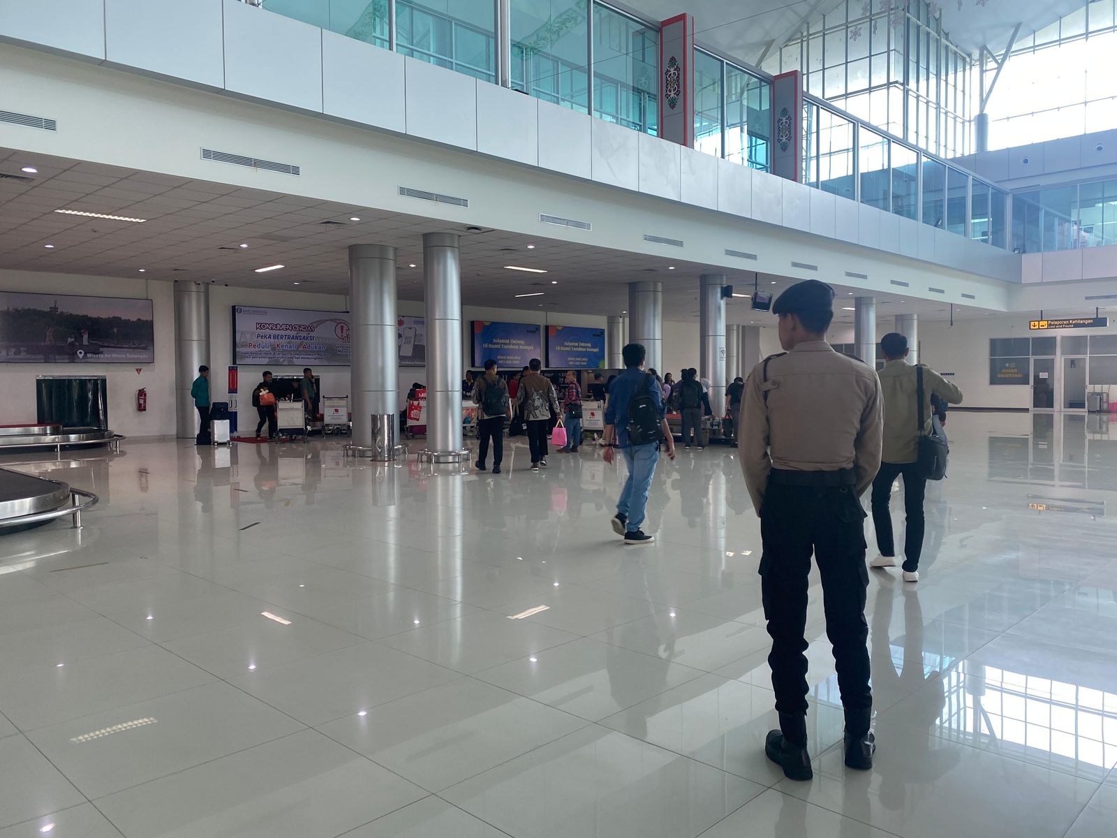 Personel Satpamobvit Polresta Palangka Raya Laksanakan Pengamanan ke Bandara Tjilik Riwut