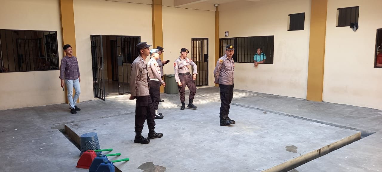 Personel Sattahti Polresta Palangka Raya Cek Rutin Kondisi para Tahanan