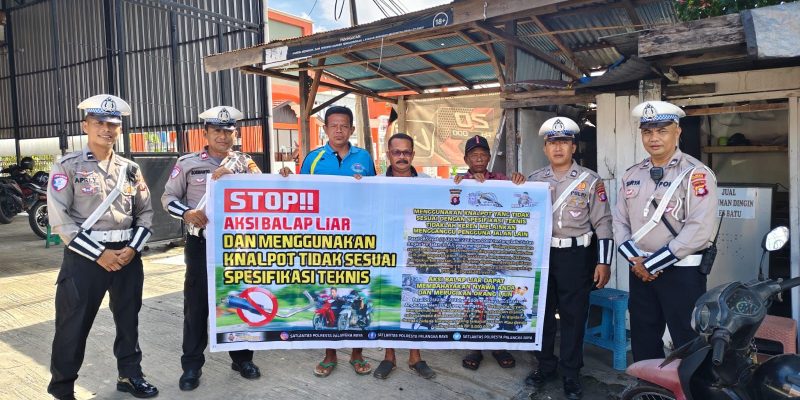 Bersama Bentangkan Spanduk, Satlantas Polresta Palangka Raya Sosialisasi Tertib Berlalulintas