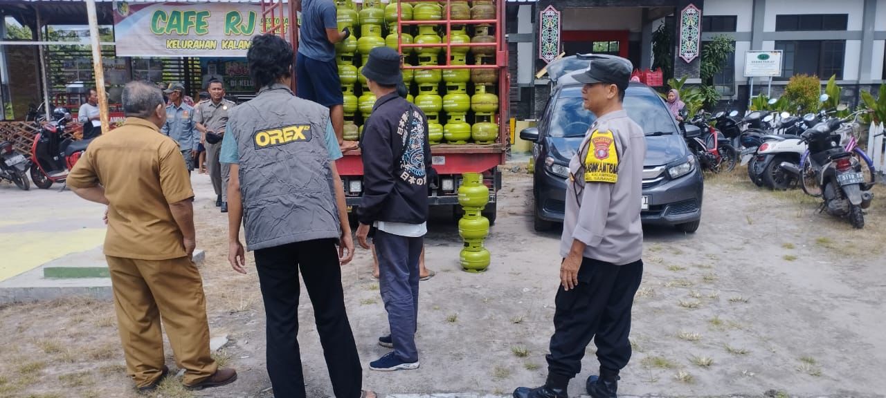 Polsek Sabangau Gelar Pam Operasi Pasar Elpiji di Kelurahan Kalampangan