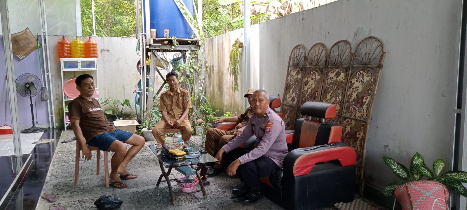 Kapolsek Bukit Batu Instruksikan Kanitbinmas Pererat Sinergitas dengan Lurah Tumbang Tahai dan Warga
