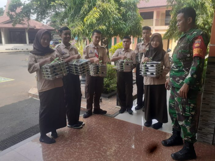 Babinsa Koramil 12/Tulis Dampingi Pendistribusian Makan Bergizi Gratis