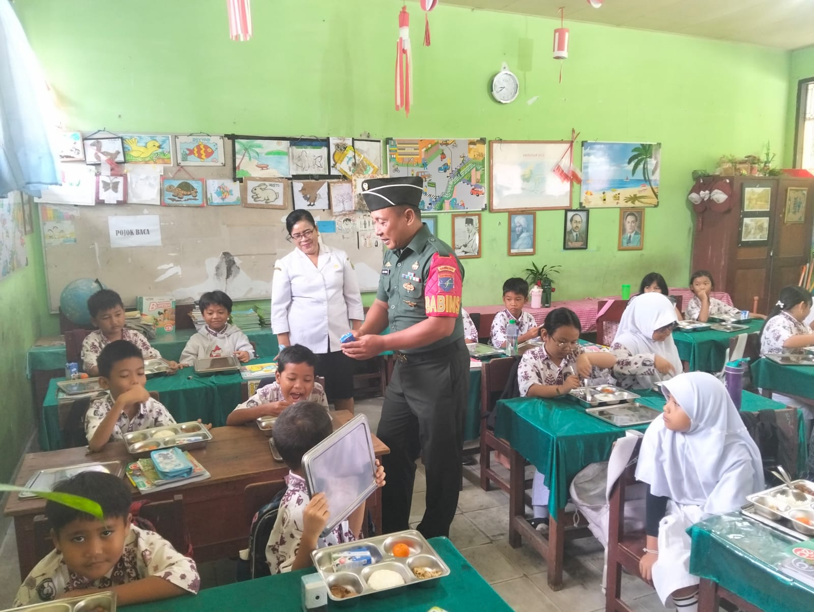 Peduli Anak Sekolah,Babinsa Dampingi Pelayanan Makan Bergizi Gratis