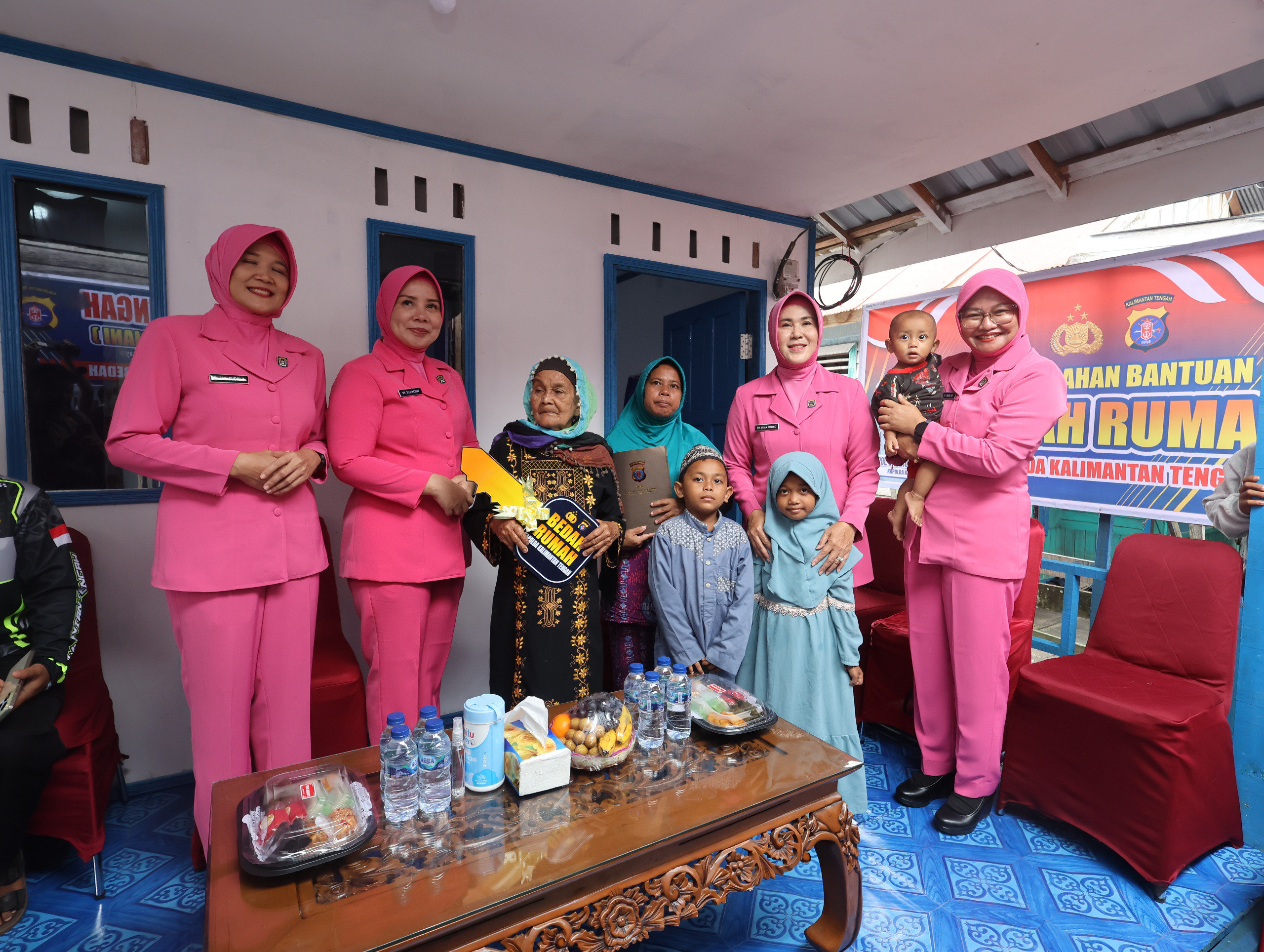 Wujud Empati, Kapolda Kalteng Bersama Bhayangkari Resmikan Bedah Rumah Milik Lansia di Pahandut Seberang