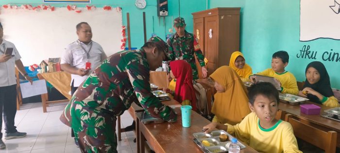 Babinsa Desa Kauman Dampingi Penyaluran Program Makan Bergizi Gratis