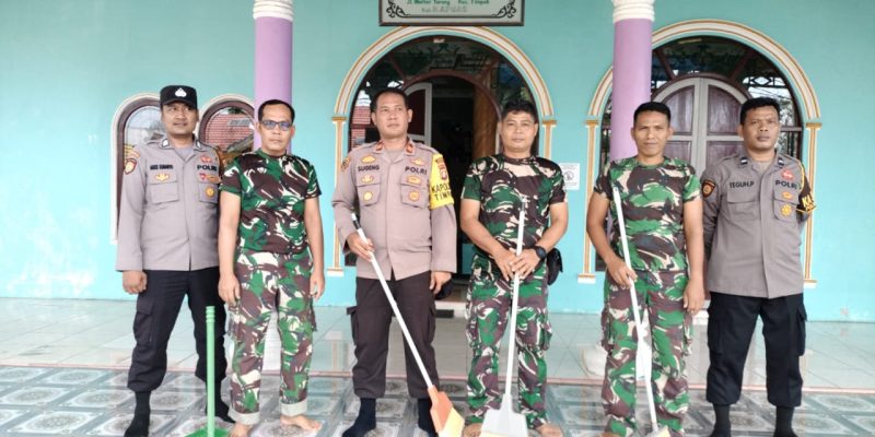 SAMBUT BULAN SUCI RAMADHAN 1446 H, POLSEK TIMPAH DAN KORAMIL 1011-09/TIMPAH MELAKSANAKAN BAKTI SOSIAL BERSIHKAN TEMPAT IBADAH