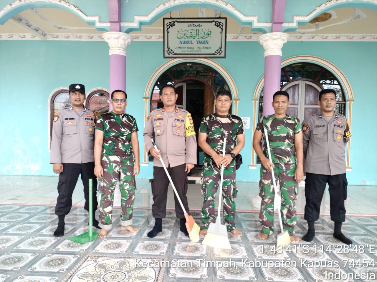 SAMBUT BULAN SUCI RAMADHAN 1446 H, POLSEK TIMPAH DAN KORAMIL 1011-09/TIMPAH MELAKSANAKAN BAKTI SOSIAL BERSIHKAN TEMPAT IBADAH