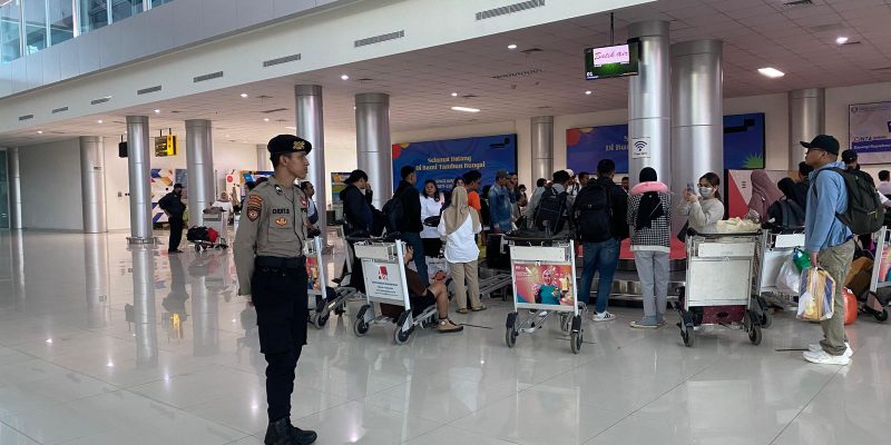 Anggota Satpamobvit Polresta Palangka Raya Terus Awasi Aktivitas di Bandara Tjilik Riwut