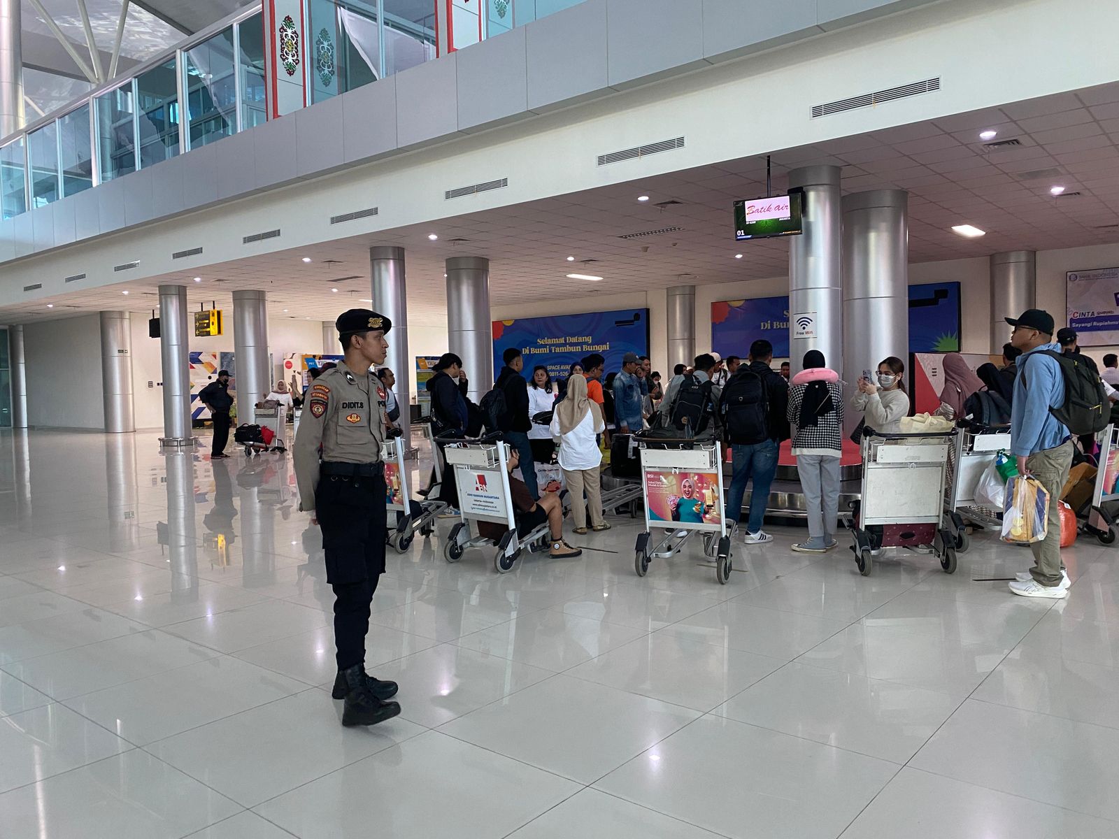 Anggota Satpamobvit Polresta Palangka Raya Terus Awasi Aktivitas di Bandara Tjilik Riwut