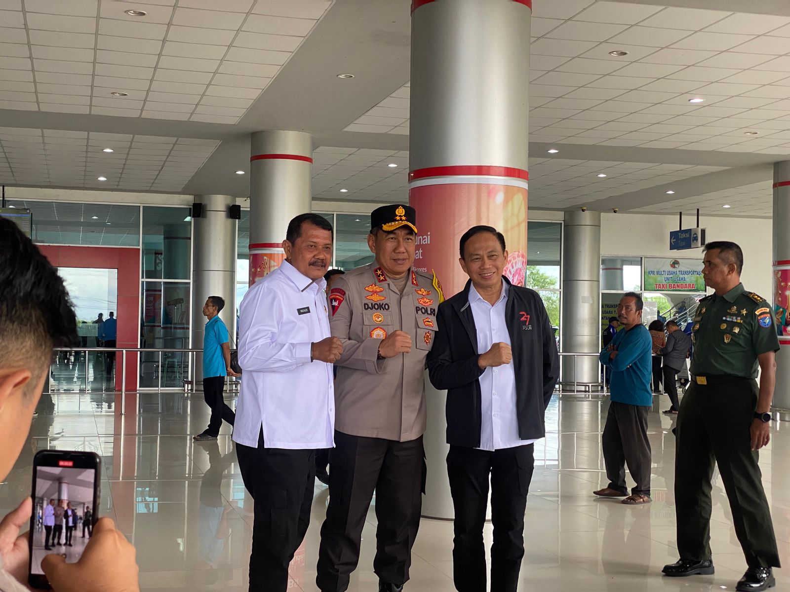 Satpamobvit Polresta Palangka Raya Amankan Kedatangan Komisi III di Bandara Tjilik Riwut