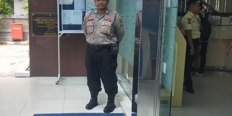 Personel Satpamobvit Polresta Palangka Raya Bersiaga di Kantor Perbankan