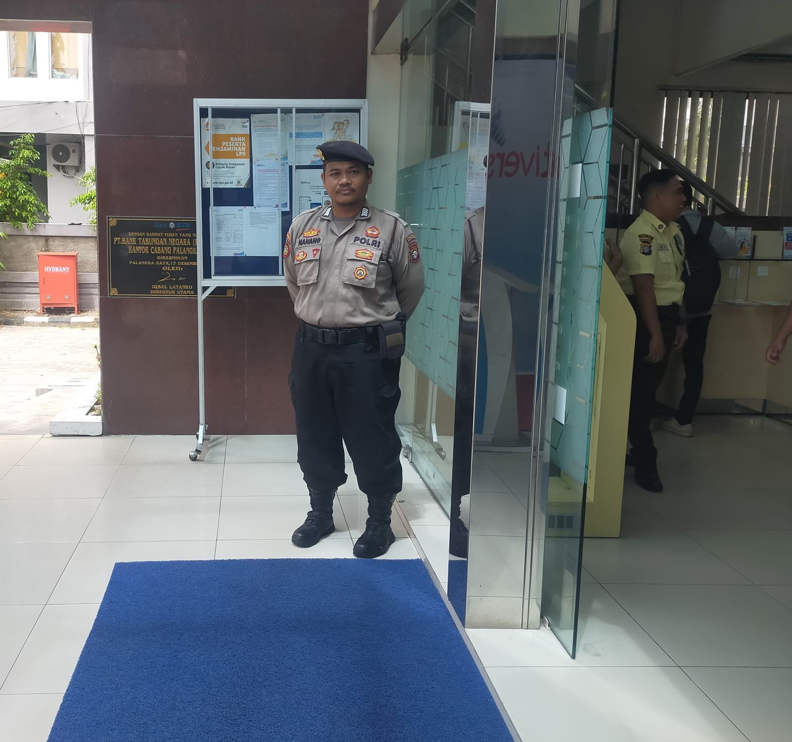 Personel Satpamobvit Polresta Palangka Raya Bersiaga di Kantor Perbankan