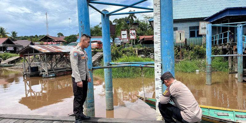 Siaga Banjir, Polsek Bukit Batu Tinjau Ketinggian Air ke Pelabuhan Pangkalima Jaya