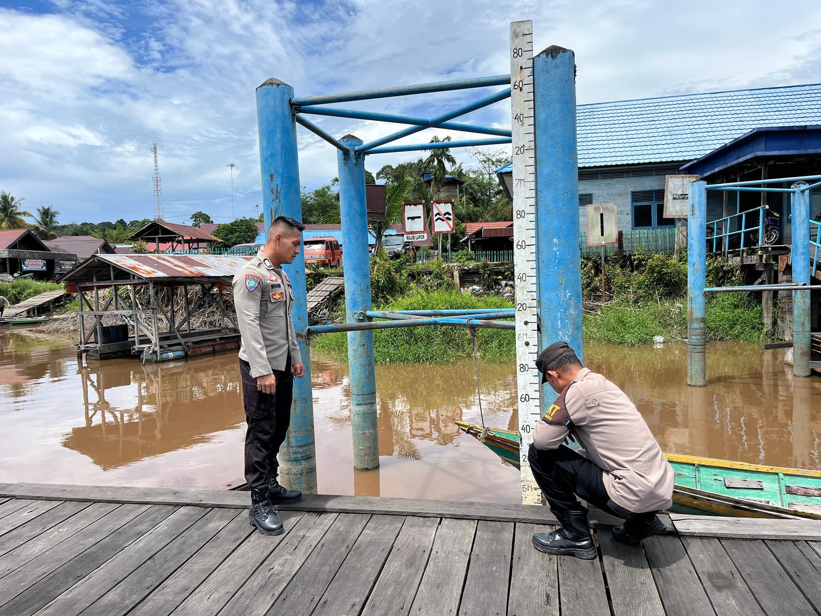 Siaga Banjir, Polsek Bukit Batu Tinjau Ketinggian Air ke Pelabuhan Pangkalima Jaya