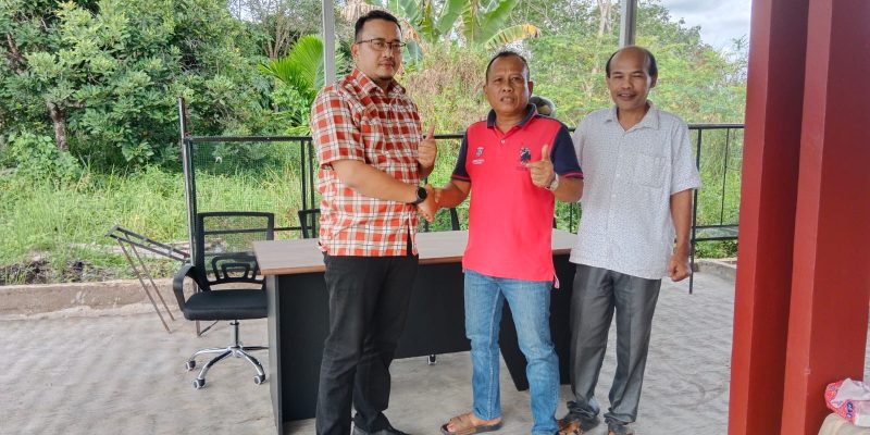 Sebagai Bentuk Kemitraan PT.MSAL Berikan Meja dan Kursi Kepada Borneo Sarang Paruya BSP