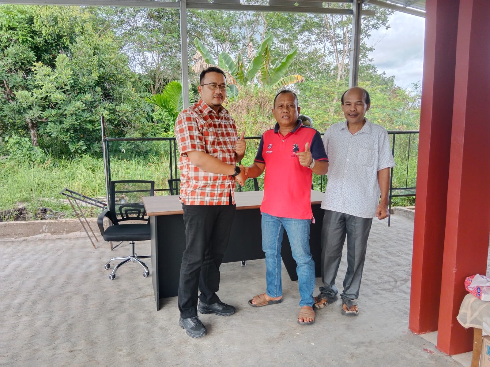 Sebagai Bentuk Kemitraan PT.MSAL Berikan Meja dan Kursi Kepada Borneo Sarang Paruya BSP