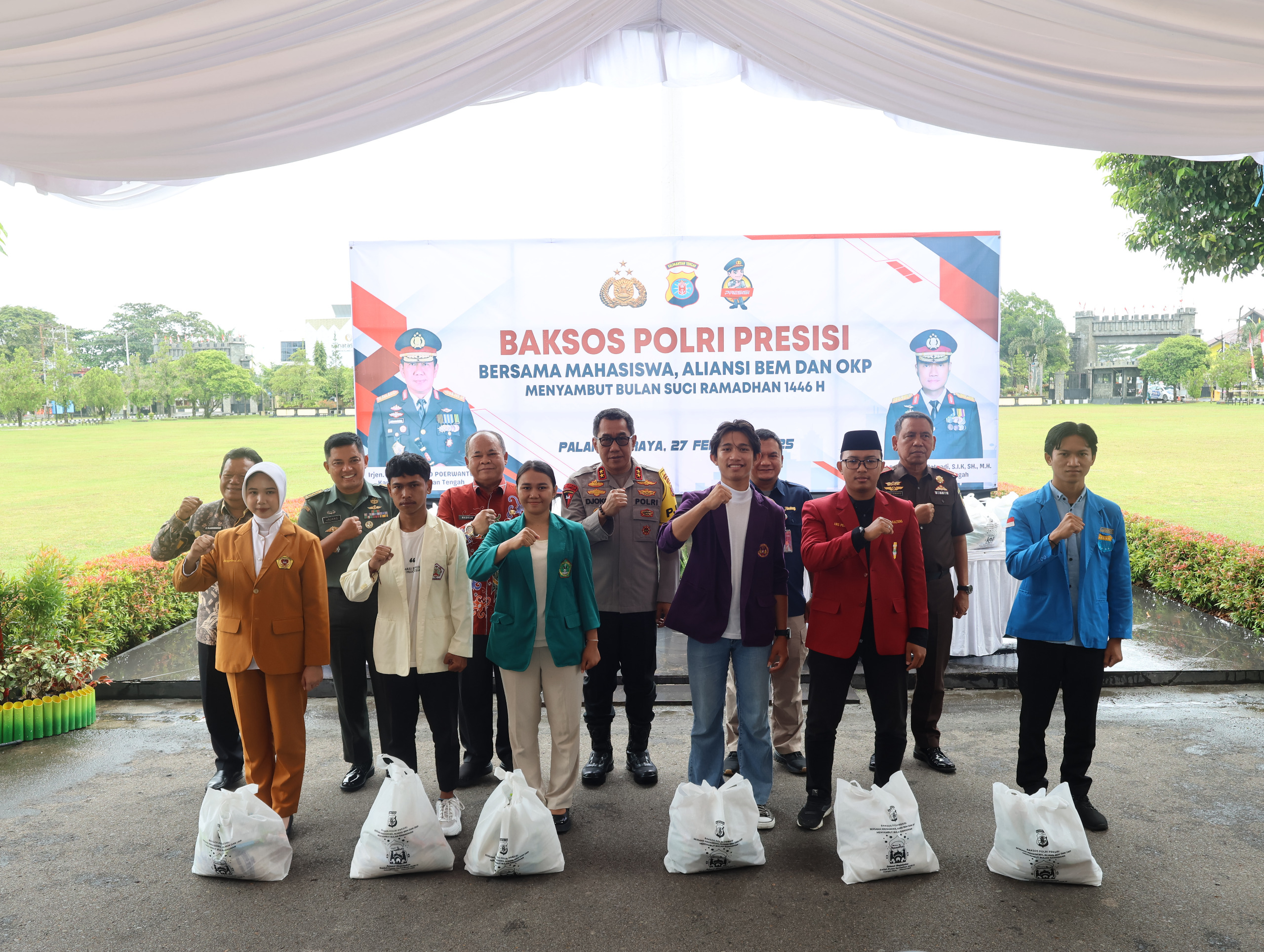 Baksos Polri Presisi, Kapolda Kalteng Bagikan Ribuan Paket Sembako Untuk Masyarakat dan Mahasiswa Jelang Ramadan